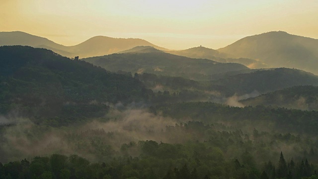 日出景观，Vorderweidenthal, Pfälzerwald，莱茵兰-普法尔茨，德国视频素材