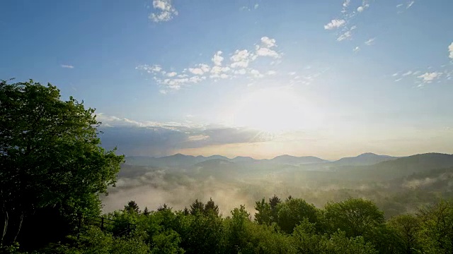 日出景观，Vorderweidenthal, Pfälzerwald，莱茵兰-普法尔茨，德国视频素材