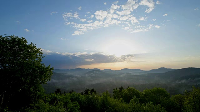 日出景观，Vorderweidenthal, Pfälzerwald，莱茵兰-普法尔茨，德国视频素材