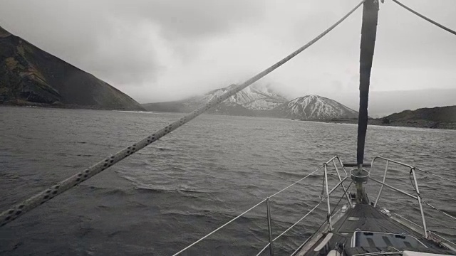 从船头帆船上看，海上有雪峰的山视频素材