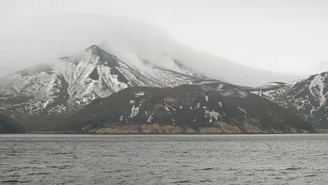 自然景观山与雪峰和海水。从游轮上看视频素材