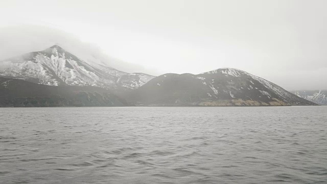 风景秀丽，山峰白雪皑皑，海水冰冷视频素材