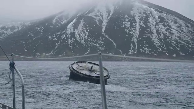 漂浮在海水中的大桶，用于停泊和锚定帆船视频素材