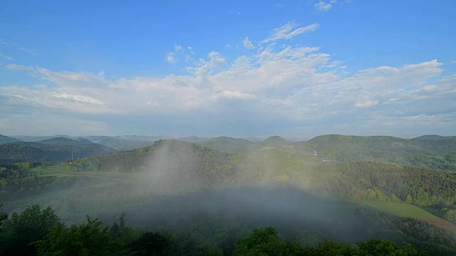 春天的云雾景观，Vorderweidenthal, Pfälzerwald，莱茵兰-普法尔茨，德国视频素材