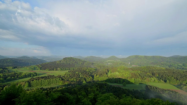 春天的云雾景观，Vorderweidenthal, Pfälzerwald，莱茵兰-普法尔茨，德国视频素材