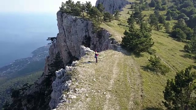 鸟瞰图的年轻人在不经意的徒步登山在一个夏天的一天视频素材