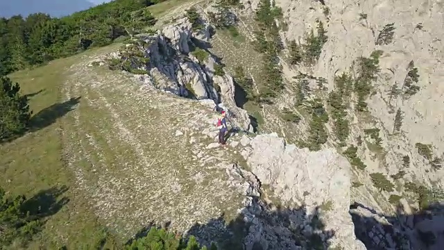 鸟瞰图的年轻人在不经意的徒步登山在一个夏天的一天视频素材