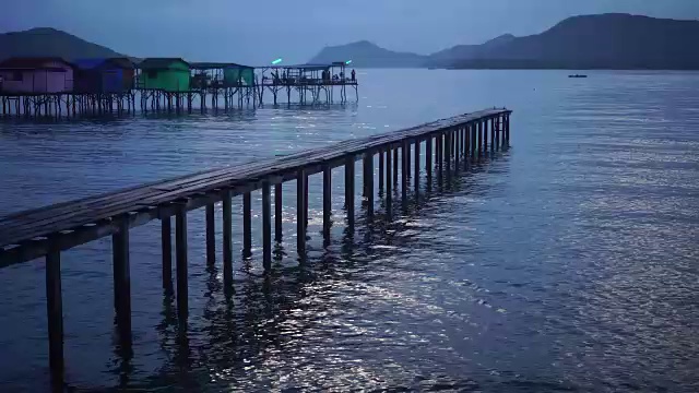 泰国海滩早上下大雨视频素材