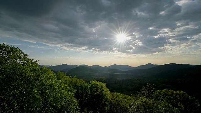 阳光和云彩的景观，Vorderweidenthal, Pfälzerwald，莱茵兰-普法尔茨，德国视频素材