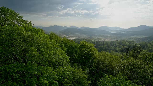 风景与早晨的太阳和云，Vorderweidenthal, Pfälzerwald，莱茵兰-普法尔茨，德国视频素材