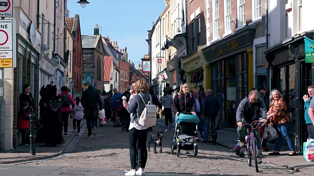 英国北约克郡惠特比教堂街鹅卵石街上的行人视频素材