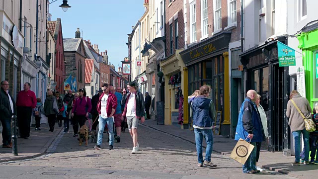 英国北约克郡惠特比教堂街鹅卵石街上的行人视频素材