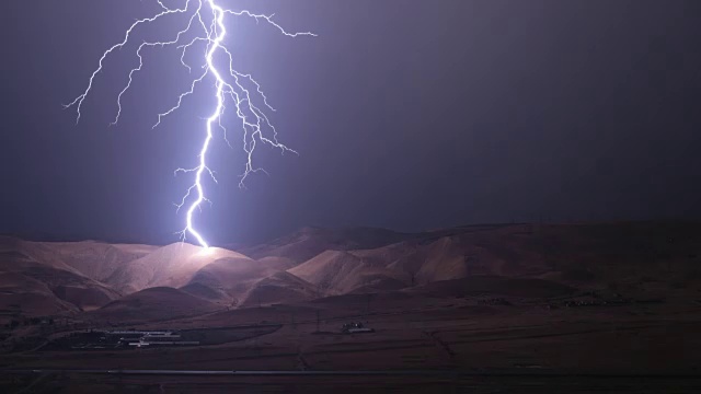 电闪雷鸣在夏日的暴风雨中猛烈地搏击。间隔拍摄视频素材