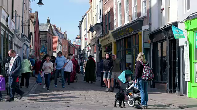 英国北约克郡惠特比教堂街鹅卵石街上的行人视频素材