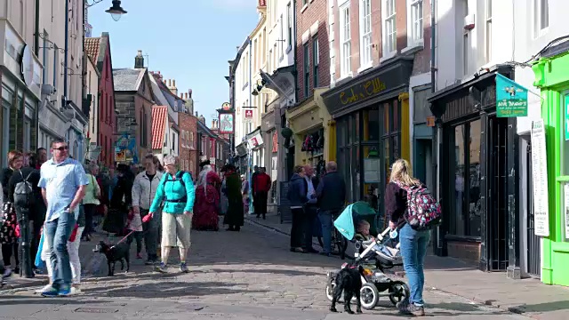 英国北约克郡惠特比教堂街鹅卵石街上的行人视频素材