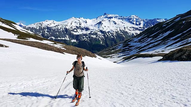 徒步者走向雪山山顶，冬季滑雪旅游活动视频素材