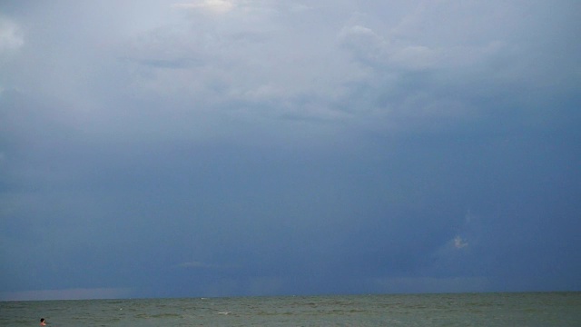 闪电在海上的天空。视频素材