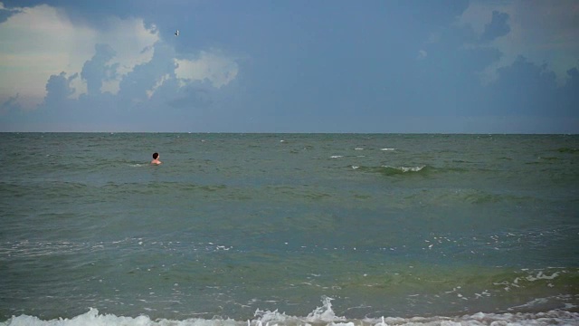 闪电在海上的天空。视频素材