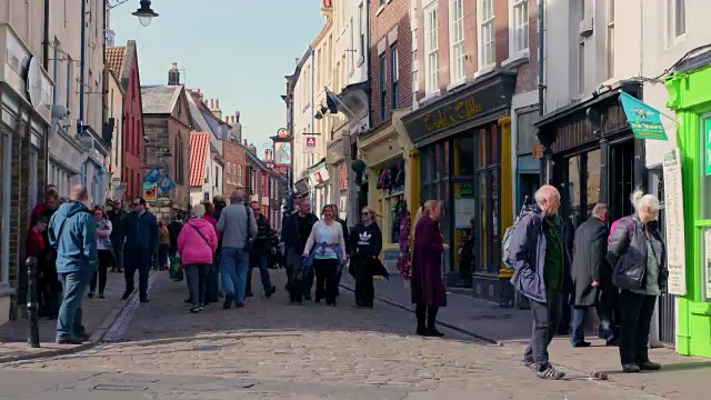 英国北约克郡惠特比教堂街鹅卵石街上的行人视频素材