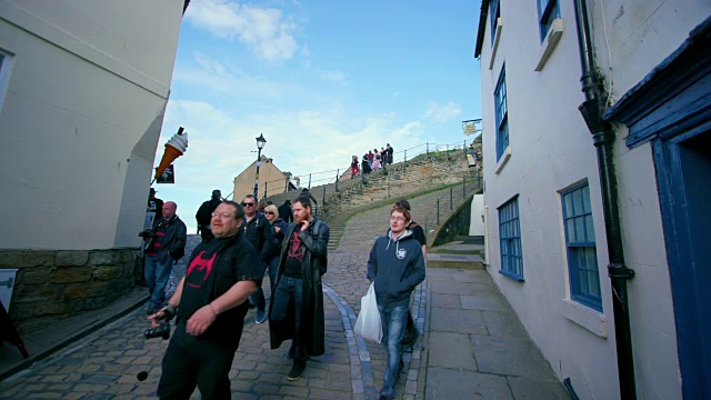 英国北约克郡惠特比，鹅卵石山教堂街上的行人视频素材