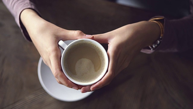 女人手里拿着一杯咖啡视频素材