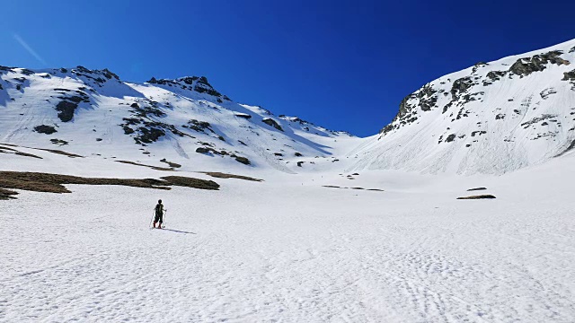 徒步者走向雪山山顶，冬季滑雪旅游活动视频素材