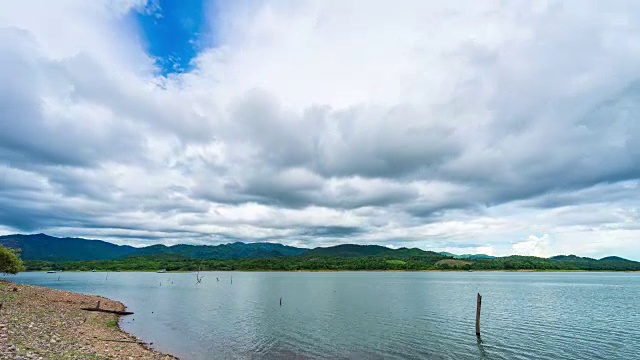 时间流逝视频:湖与乌云和风暴云移动在天空视频素材