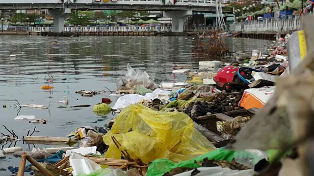 被垃圾污染的河流视频素材