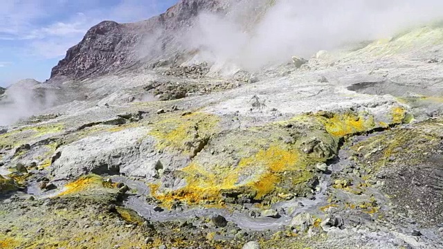 白岛火山上的硫磺视频素材