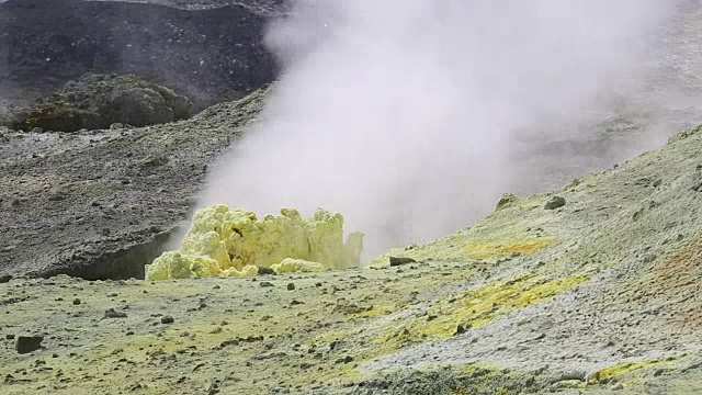 白岛火山上的硫磺喷口视频素材