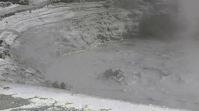 白岛火山上沸腾的泥浆池视频素材