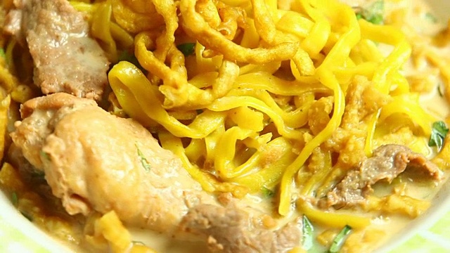 咖喱面条汤或Khao soi，泰国食物视频素材