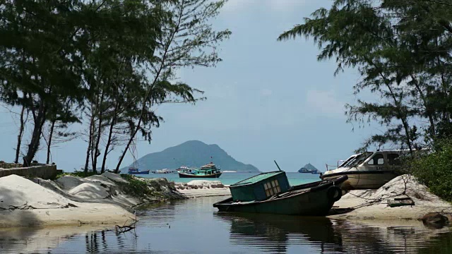 天堂岛蓝泻湖上的旧船视频素材