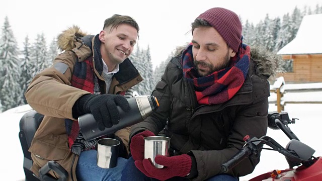 男人们喝茶/ Zakopane/波兰视频素材