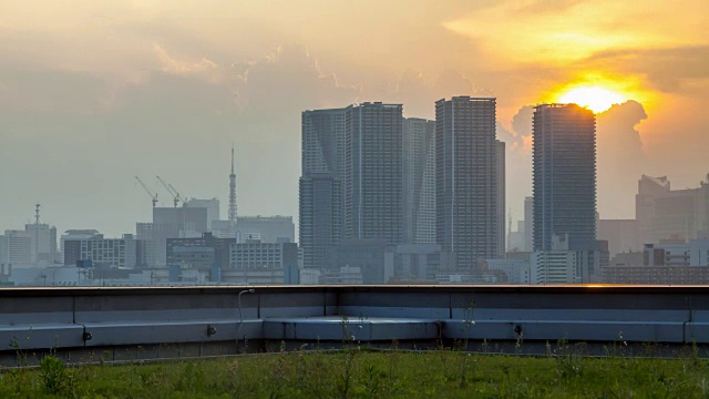 日落时分东京的城市景观和天际线。时间流逝视频素材