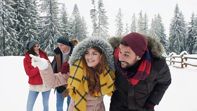 一群朋友/ Zakopane/波兰视频素材