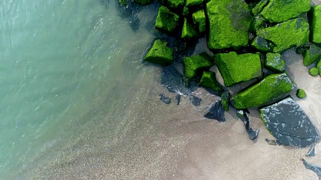 鸟瞰图的海岸岩石直接上方，近视频素材