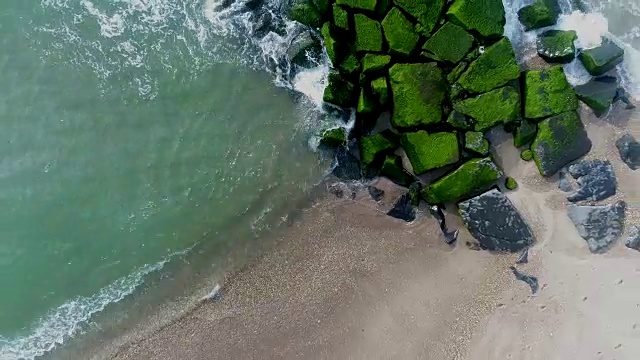 海岸岩石上升高度的鸟瞰图视频素材