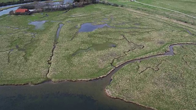 无人机飞越东苏塞克斯的Cuckmere Haven视频素材