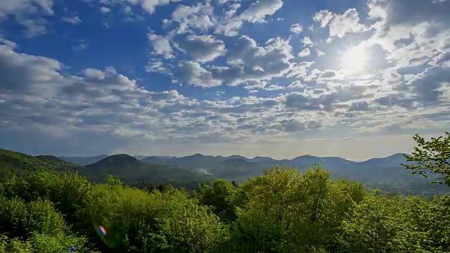 日出景观与雷阵雨，Vorderweidenthal, Pfälzerwald，莱茵兰-普法尔茨，德国视频素材