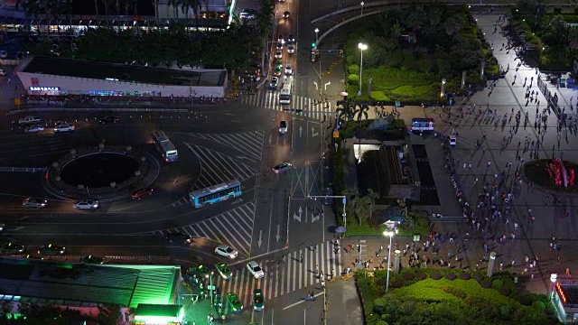 珠海边境口岸夜间交通拥挤，广场屋顶全景4k中国视频素材