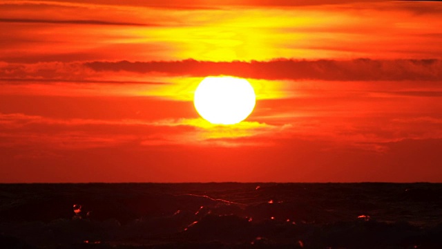 海浪在夕阳下视频素材