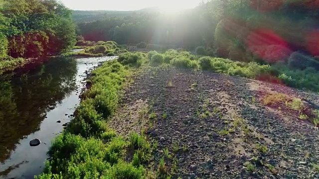 空中卡茨基尔山河流日落夏季低角度视图视频素材