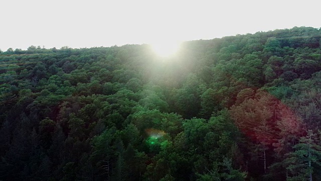 空中卡茨基尔山河流日落高角度看夏天视频素材