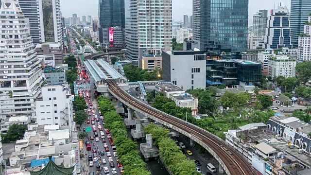 日出时曼谷摩天大楼的天际线。视频素材