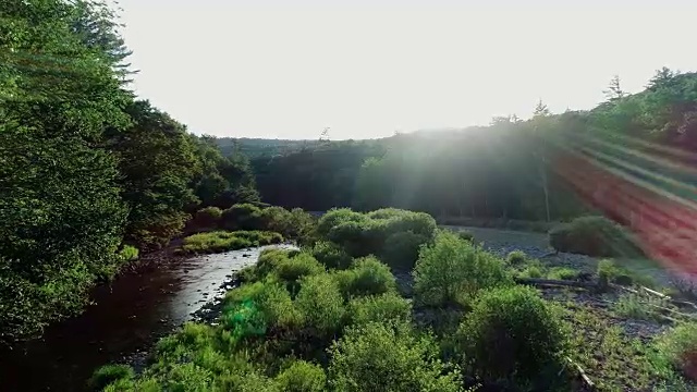 空中卡茨基尔山河流日落夏季低角度视图视频素材