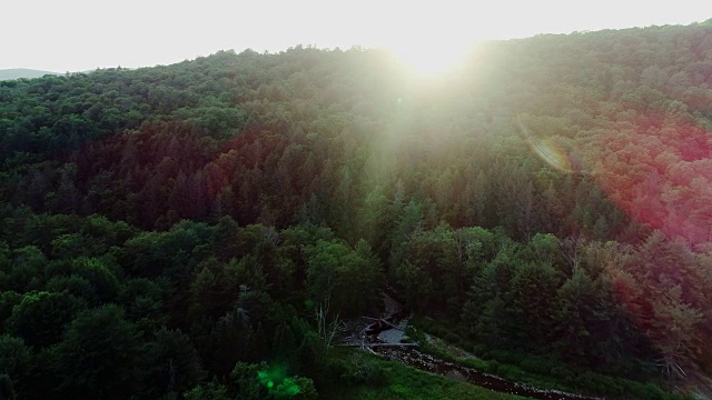 空中卡茨基尔山河流日落夏季视频素材