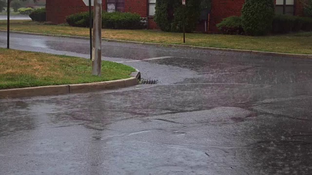 雨滴落在人行道上雨滴落在道路上。夏日的雨点落在地上视频素材