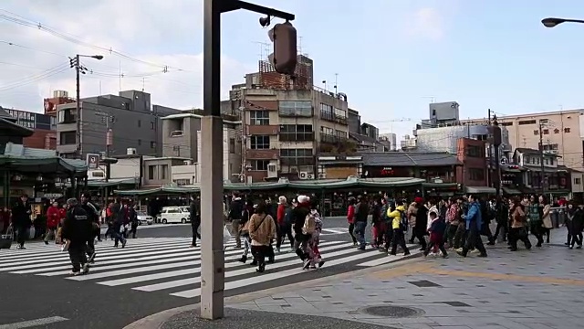 在京都的祗园地区，人们通过斑马线穿过街道视频素材