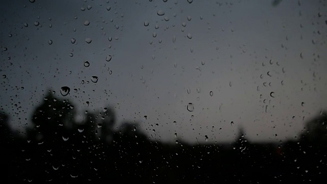 窗外有暴风雨和雷雨。雨落在玻璃上。闪电放电。视频素材